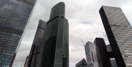WEBCITY24. Границы реального мира. Москва-Сити Бизнес-центр. Затем он соединил некоторые из восьми точек линиями; получилась вытянутая трапециевидная фигура, которая имела восемь центров с неровными лучами