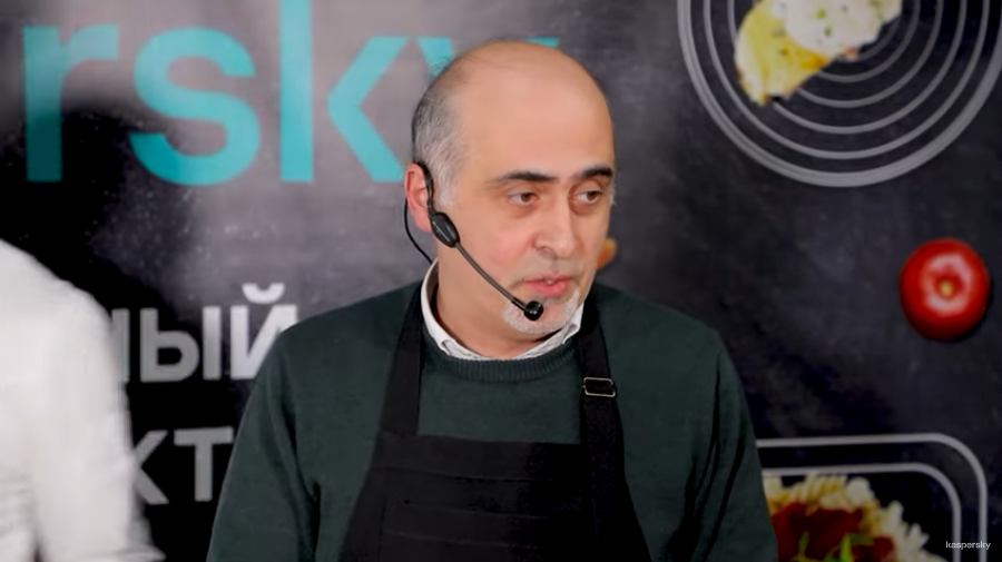 Готовим ризотто и говорим о безопасности в соцсетях. Шоу «Искусанный интеллект» под эгидой компании Kaspersky совмещает распространение знаний о кибербезопасности с приготовлением разных блюд. В первом шоу приняли участие представитель Kaspersky в Армении и Грузии Армен Карапетян, эксперт по кибербезопасности Самвел Мартиросян, ведущий и шеф-повар. Передача была посвящена теме безопасного поведения в социальных сетях. Были обсуждены вопросы безопасности, свободы слова и ограничений в соцсетях, диверсификации пользования ими, ликвидации кибербезграмотности и защиты детей в цифровом мире. Kaspersky Lab, Купить Kaspersky Security для бизнеса, Kaspersky, KasperskyArmenia, ITArmenia