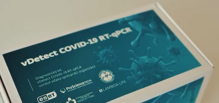 Сила науки: Как ESET поддержала разработку тестового набора COVID-19 в Словакии. Соберите в комнате необычных людей, и произойдет нечто удивительное. Словацкие ученые из MultiplexDX, Центра биомедицинских исследований Словацкой академии наук (BMC SAS), Научного парка Университета Коменского в Братиславе, Lambda Life и ProScience Tech объединили усилия для разработки и регистрации первого словацкого диагностического набора для COVID-19. Фонд ESET поддержал разработку и производство комплекта и пожертвовал первые 100 000 тестов правительству Словацкой Республики. И все это в течение нескольких недель.