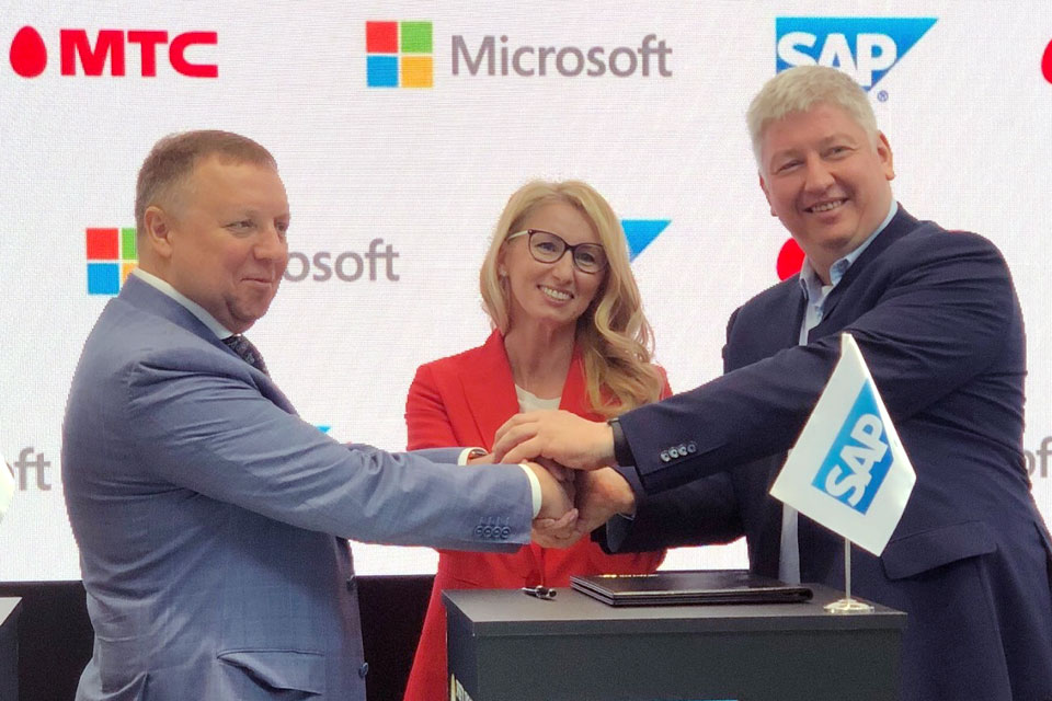 Москва, 3 июня 2021 г. – Microsoft в России, ведущая российская компания по предоставлению цифровых, медийных и телекоммуникационных сервисов МТС и лидер на рынке корпоративных приложений SAP в СНГ договорились о трехстороннем сотрудничестве по развитию облачного рынка в России. Соответствующее соглашение о намерениях сегодня, в ходе Петербургского международного экономического форума, подписали генеральный директор SAP CIS Андрей Филатов, президент Microsoft в России Кристина Тихонова и президент МТС Вячеслав Николаев.